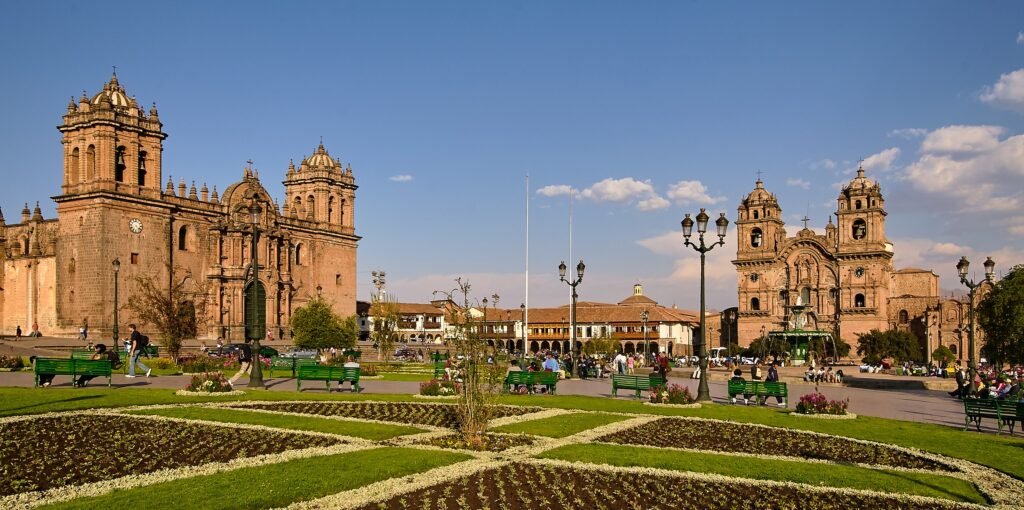 "Vista panorámica de la Plaza de Armas de Cusco, rodeada de arquitectura colonial y montañas andinas, corazón histórico y cultural del Perú."